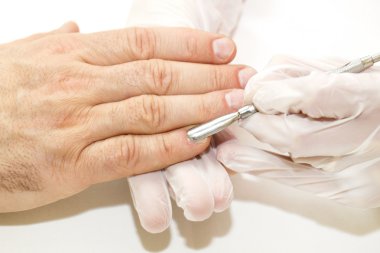 erkek manikür işlemi