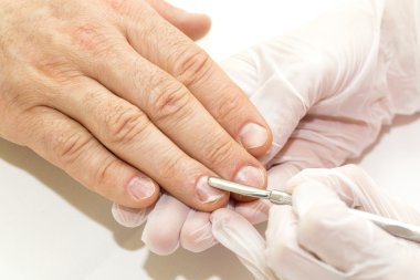 erkek manikür işlemi