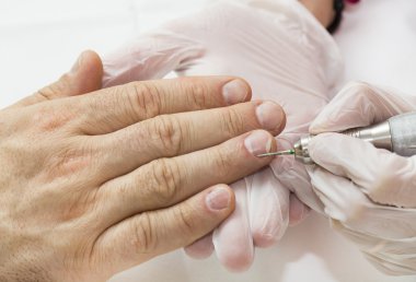 erkek manikür işlemi