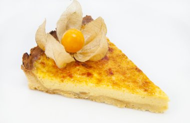 kremalı tatlı böğürtlen ile süslüdür