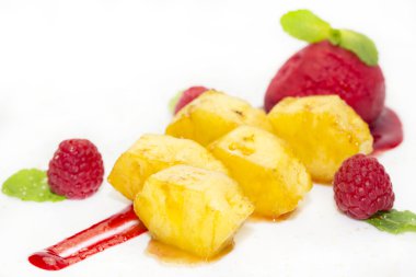 karamel ile ızgara ananas