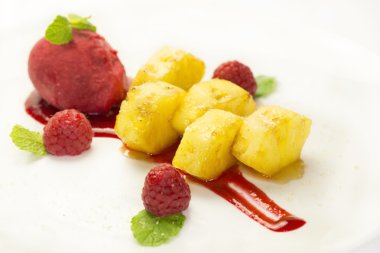 karamel ile ızgara ananas