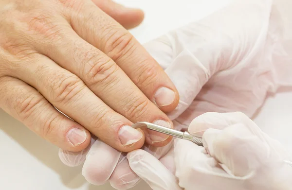 Mężczyzna do manicure procesu — Zdjęcie stockowe