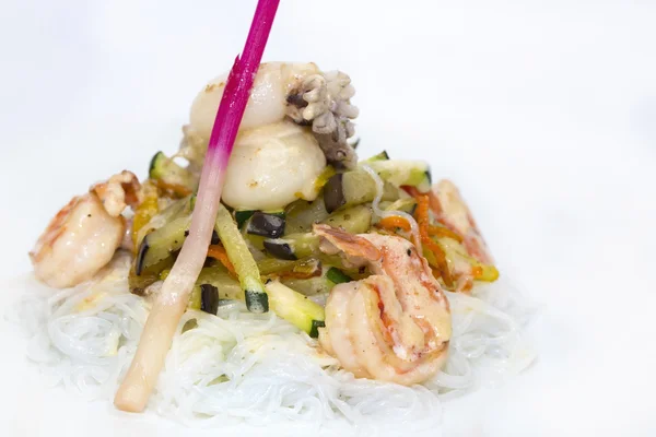 麺と魚介類のサラダ — ストック写真