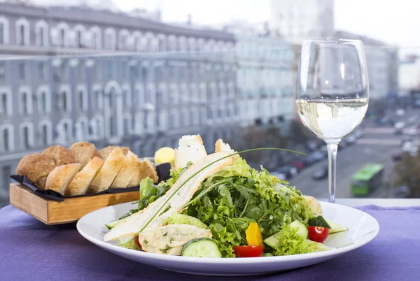 Salat mit Käse — Stockfoto