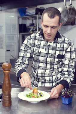 Şef yemek hazırlar