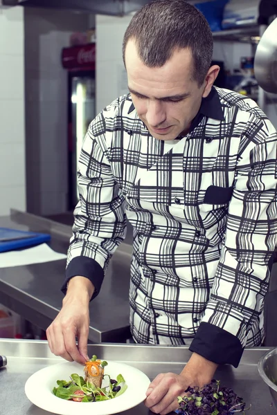 Chef prepara uma refeição — Fotografia de Stock