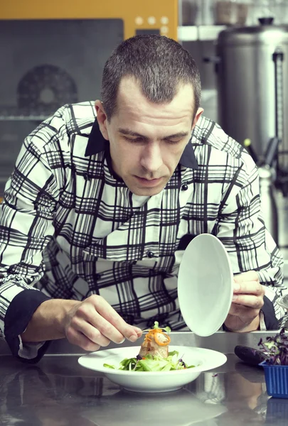 Koch bereitet Mahlzeit zu — Stockfoto