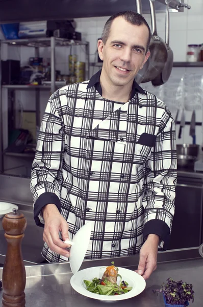 Chef-kok bereidt een maaltijd — Stockfoto