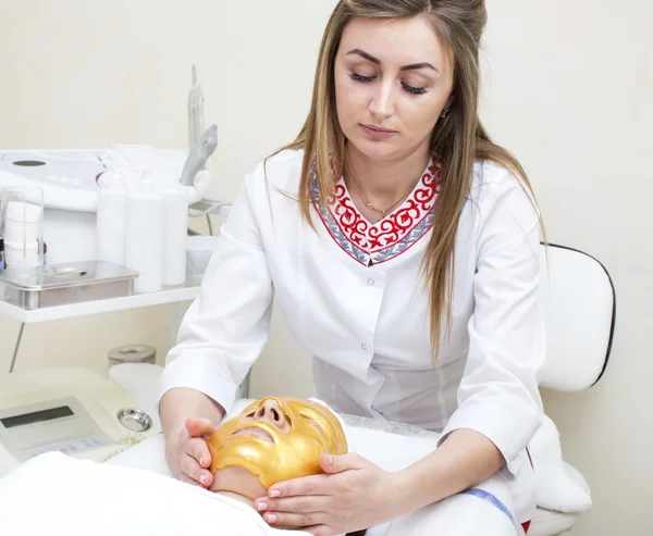 Gouden cosmetische masker — Stockfoto