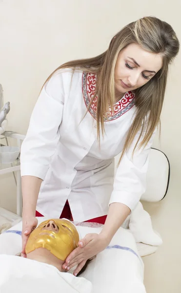 Gouden cosmetische masker — Stockfoto