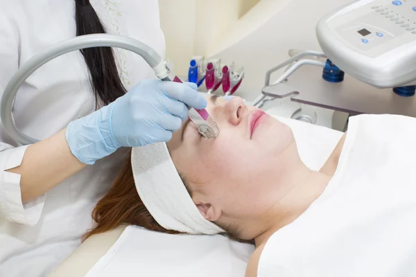 Kvinnen er på vei til klinikken. – stockfoto