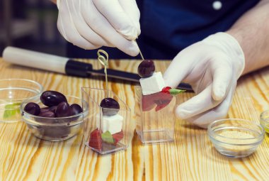 aşçı kanepeler hazırlar