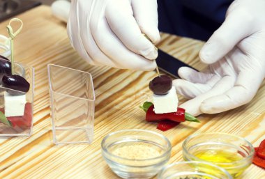 aşçı kanepeler hazırlar