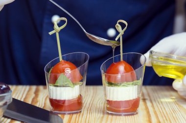 aşçı kanepeler hazırlar