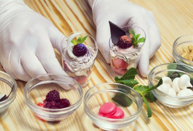 aşçı kanepeler hazırlar