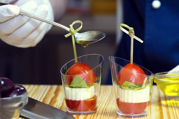 Cocinero prepara canapés —  Fotos de Stock