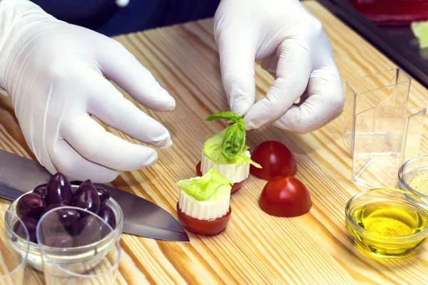 Cook prepares canapes — Stock Photo, Image