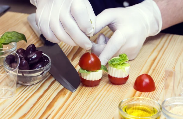 Cook prepares canapes — Stock Photo, Image