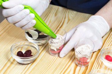 aşçı kitche kanepeler hazırlar