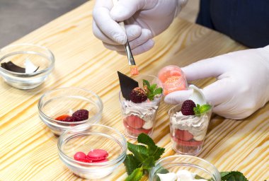 aşçı kitche kanepeler hazırlar