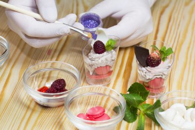 aşçı kitche kanepeler hazırlar