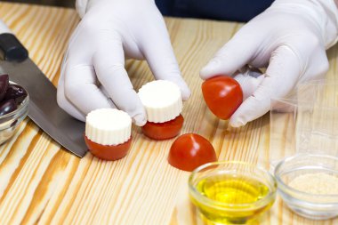 aşçı kitche kanepeler hazırlar