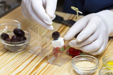 aşçı kitche kanepeler hazırlar