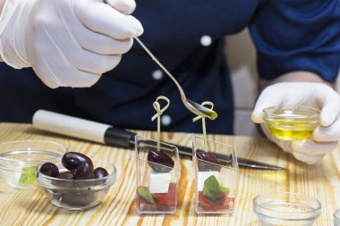 aşçı kitche kanepeler hazırlar