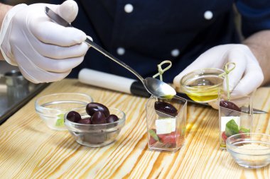aşçı kitche kanepeler hazırlar