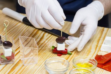 aşçı kitche kanepeler hazırlar