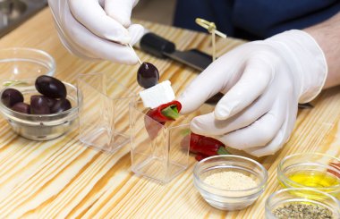 aşçı kitche kanepeler hazırlar