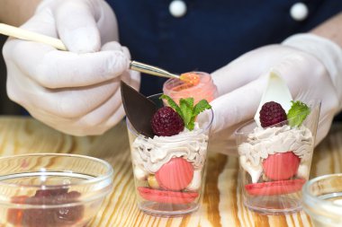 aşçı kitche kanepeler hazırlar