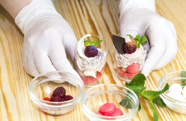 Cocinero prepara canapés en el kitche —  Fotos de Stock