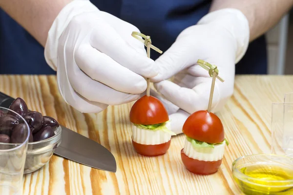 Cook prepares canapes in the kitche — Stock Photo, Image