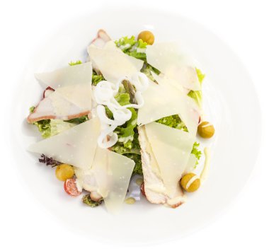 Masanın üzerine Sezar salatası 