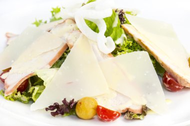 Masanın üzerine Sezar salatası 