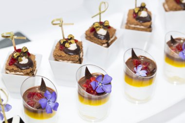 plastik bardak dekore edilmiş Mini kanepeler 