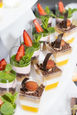 plastik bardak dekore edilmiş Mini kanepeler 