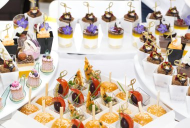 plastik bardak dekore edilmiş Mini kanepeler 