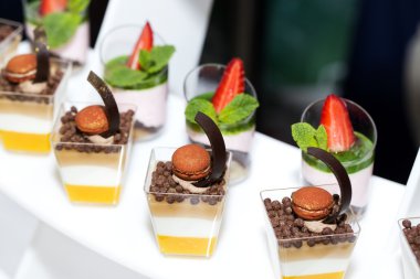 plastik bardak dekore edilmiş Mini kanepeler 