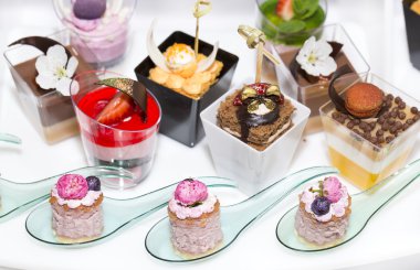 plastik bardak dekore edilmiş Mini kanepeler 