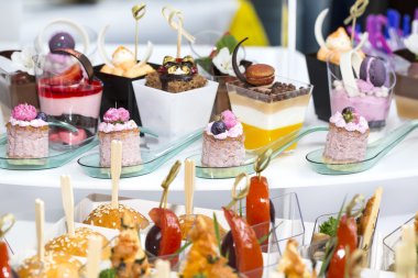 plastik bardak dekore edilmiş Mini kanepeler 