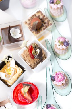 plastik bardak dekore edilmiş Mini kanepeler 