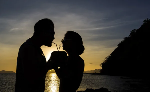 Aşık çiftler Silhouettes — Stok fotoğraf