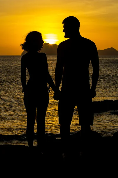 Silhouettes of couples in love — Stock Photo, Image