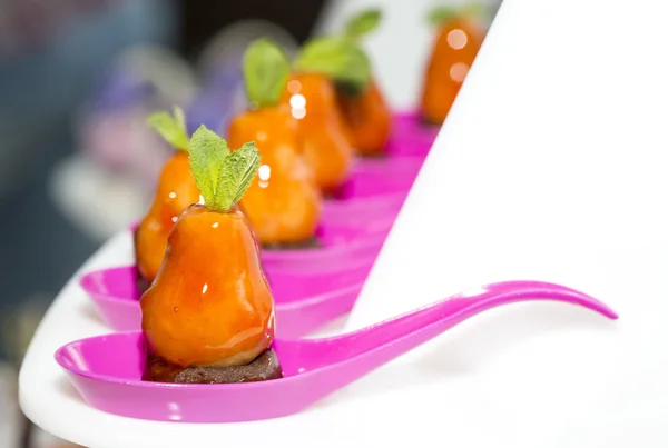 Mini-Kanapees in Plastikbechern dekoriert — Stockfoto