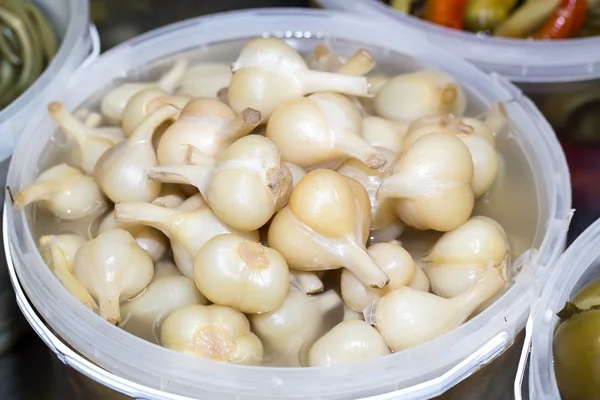 Ajo en escabeche en un cubo —  Fotos de Stock