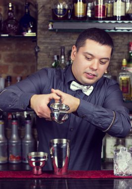 bir barmen olarak çalışan genç adam 