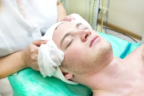 Man in the mask cosmetic procedure — Stock Photo, Image